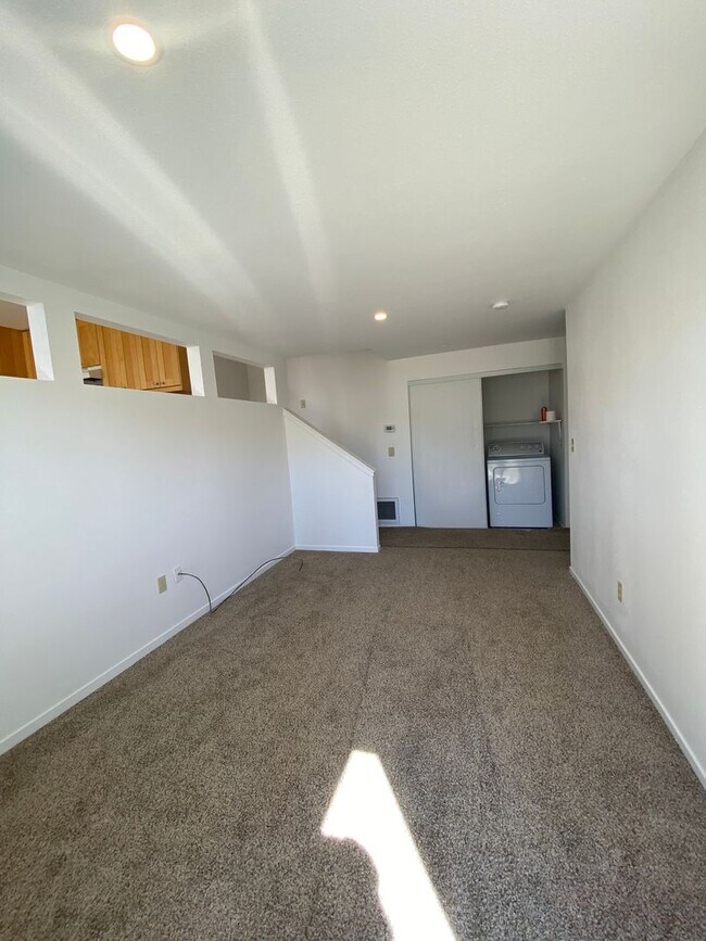 Building Photo - Spacious 5 Bed/4 Bath~