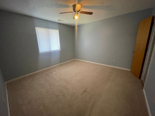 Building Photo - 2 Bedroom Condo