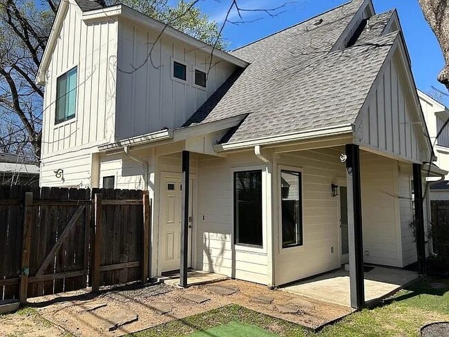 Primary Photo - 2209 Willow St