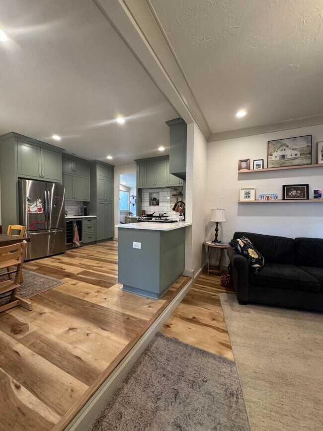 Building Photo - Updated 3 Bed/ 2 Bath Rental