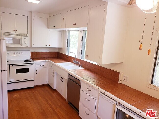 Building Photo - 1710 Oakwood St