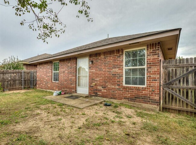 Building Photo - Charming 3 Bedroom Home in Yukon with Modern Updates