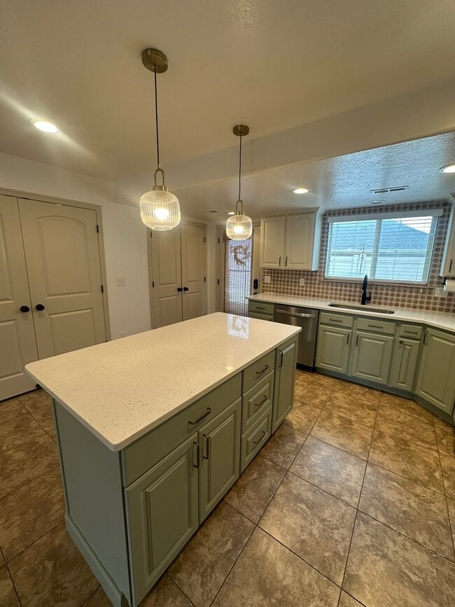 Building Photo - 3 Bed | 2.5 Bath Home in South Weber – Ready for Move-In!