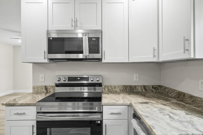 Building Photo - "Chic & Cozy 2-Bed Retreat with Granite Touches in Palm Coast!"