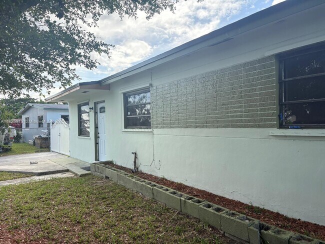 Primary Photo - 10791 SW 221st St Rd