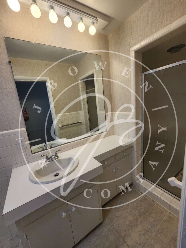 Building Photo - 2 bed 2 bath first floor apartment- Ottawa...
