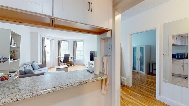 Building Photo - 513 Beacon St