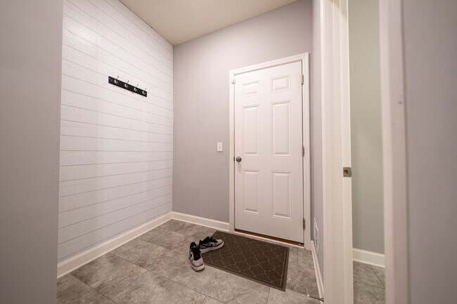 Building Photo - 4849 Stable View Dr