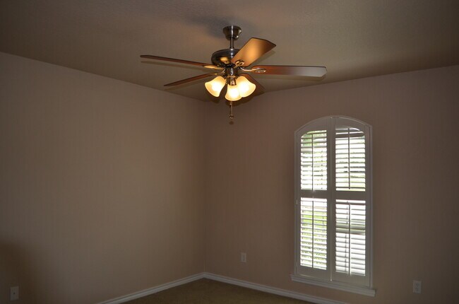 Building Photo - EXECUTIVE HOME IN COUNTRY TRAILS SUBDIVISI...