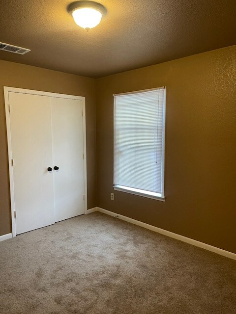 Building Photo - 622 Luxton St