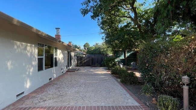 Building Photo - Concord Beautiful 4 bedroom 2 bathroom home in nice neighborhood with large yard!