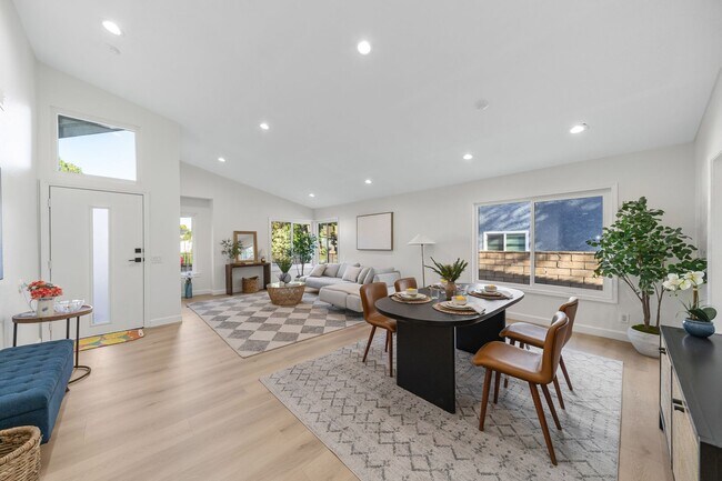 Building Photo - BEAUTIFULLY RENOVATED 4-BEDROOM HOME IN PH...