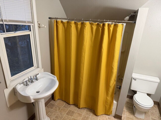 Building Photo - 2211 W Broadway Ave