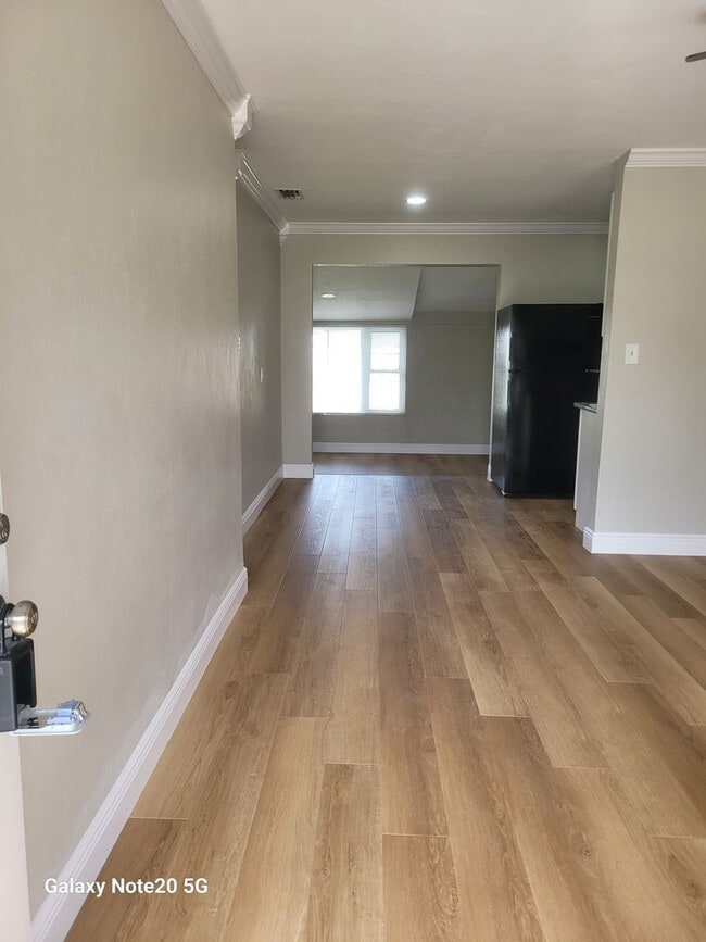 Building Photo - FOR RENT!!! SIMPLY STUNNING  3 BEDROOM 2 B...
