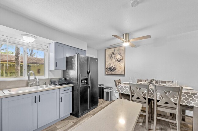 Building Photo - 1208 NE 5th Ave