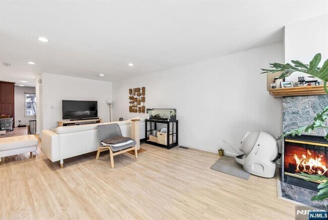 Building Photo - 16 Grand Cove Way
