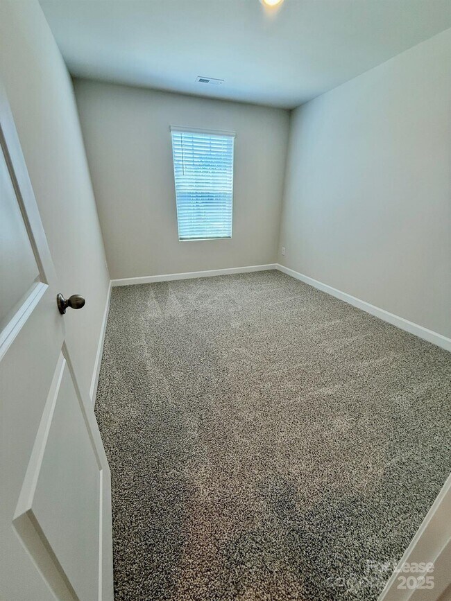 Building Photo - 1719 Braemar Vlg Dr
