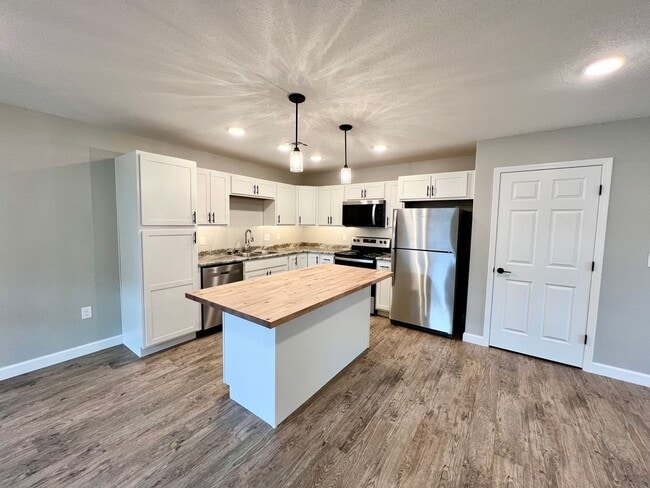 Building Photo - Newly Built 4 Bed/4.5 Bath in Central MHK
