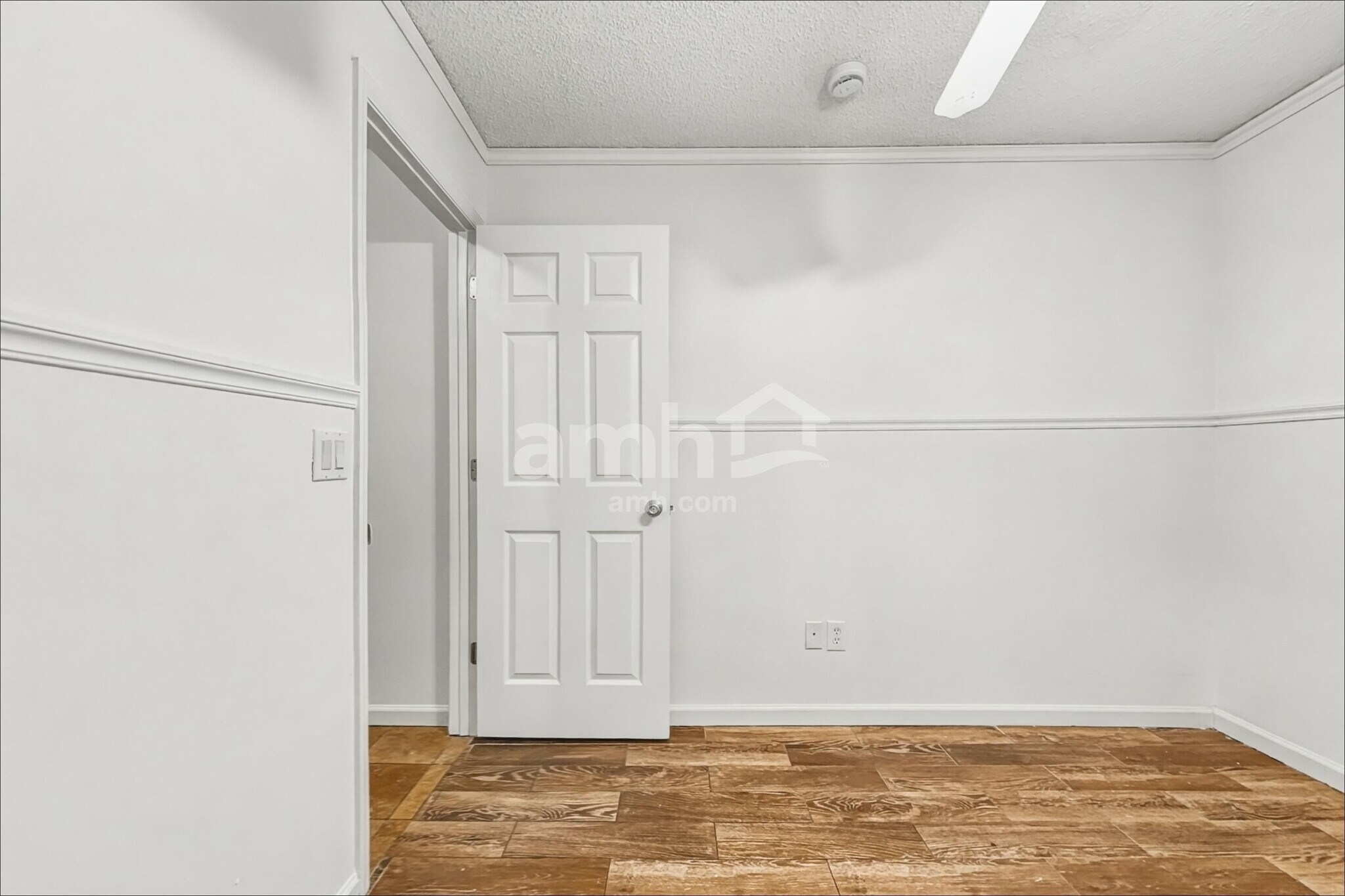 Building Photo - 577 Lady Lake Rd W