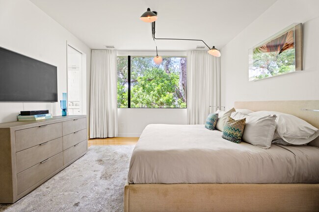 Building Photo - 2210 Westlake Dr