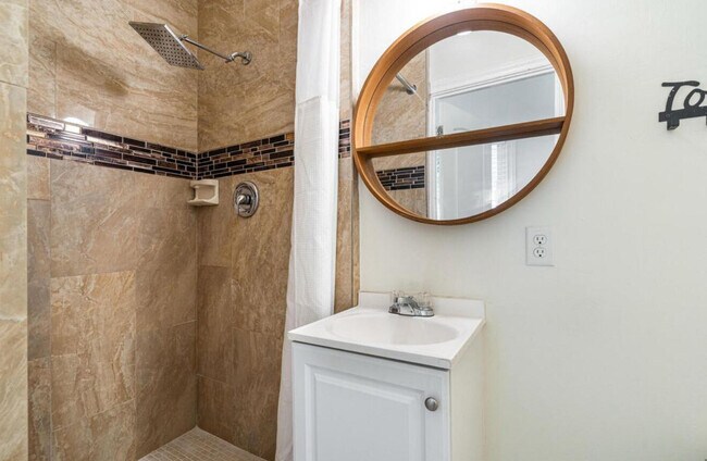 Building Photo - 5301 N Flagler Dr