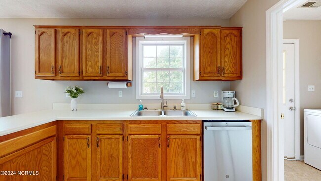 Building Photo - 177 Avis Dr