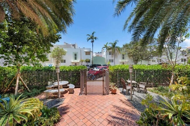 Building Photo - Charming 2BR Townhome in Miami Beach