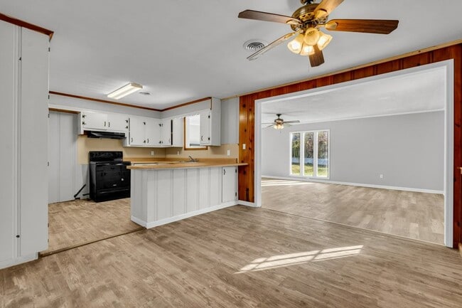 Building Photo - Renovated 4 Bedroom 2 Bath Home with Shop for Rent!