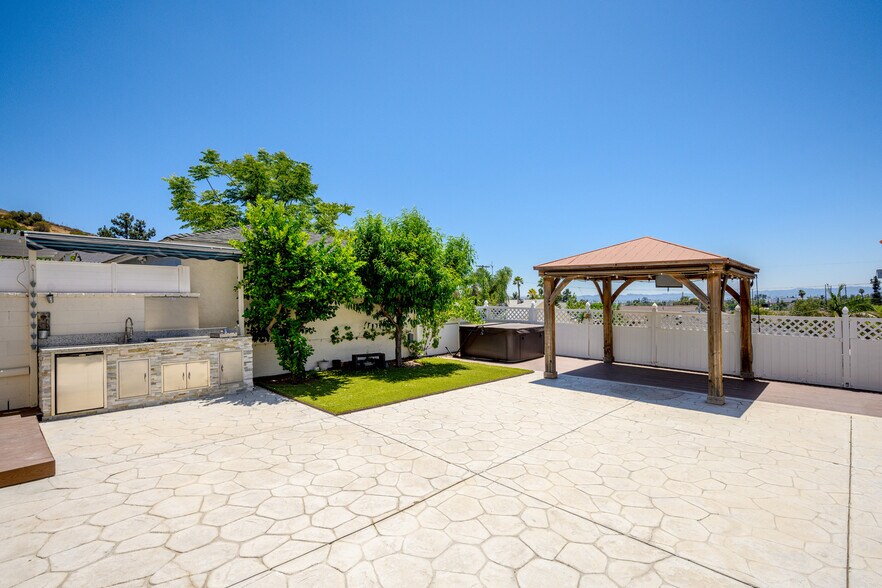 Building Photo - 8337 Valecrest Dr