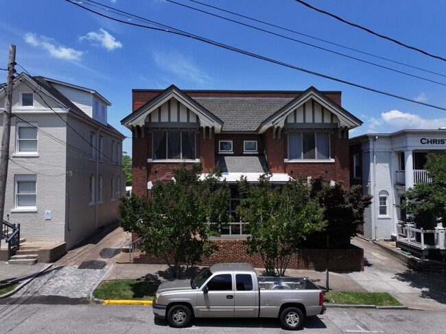 Building Photo - 611 Houston St