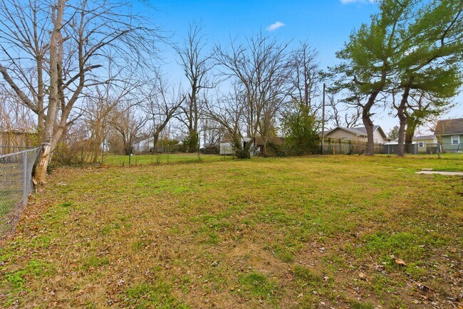 Building Photo - Newly Remodeled | 4 Bedroom | 3 Bathroom | 2 Ensuite's | Nixa, MO School District!