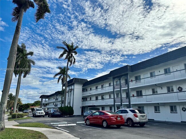 Building Photo - 1400 NE 56th St