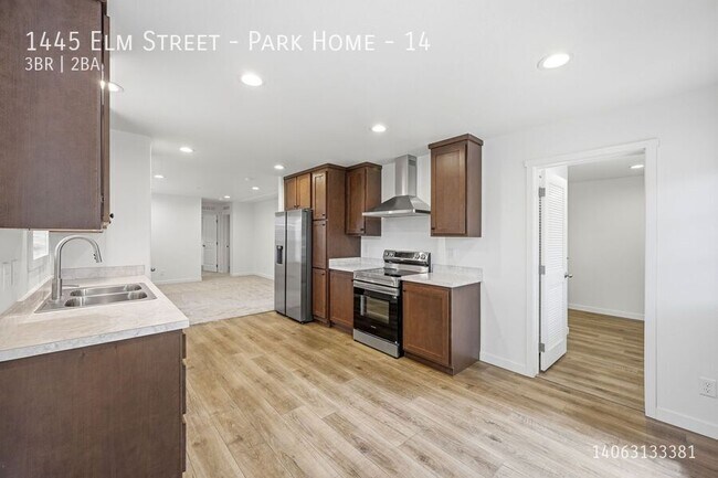 Building Photo - 1445 Elm St