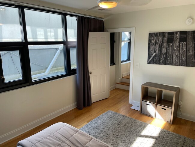 Building Photo - Fully Furnished Downtown Rental