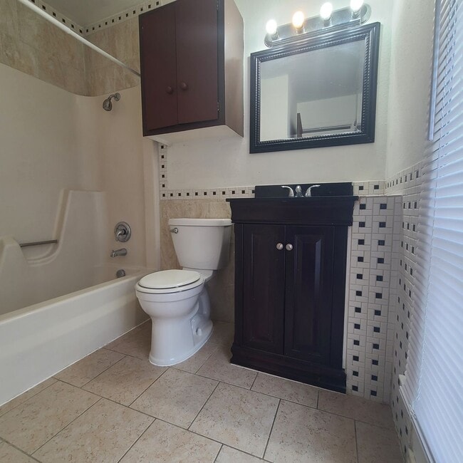 Building Photo - Spacious 2 BR/2.5 bath townhome near the Medical Center w/a fenced in yard!