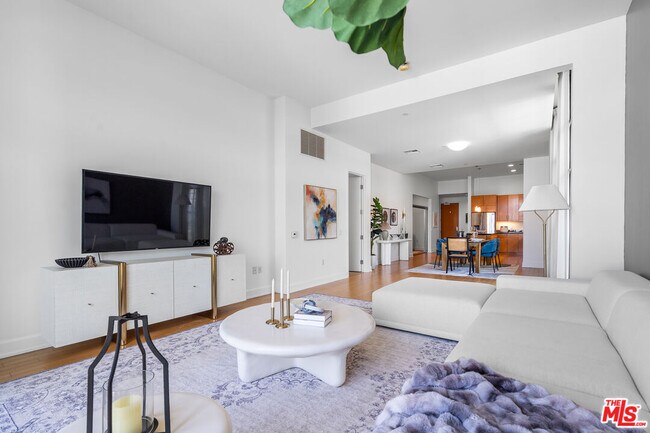 Building Photo - 3223 W 6th St