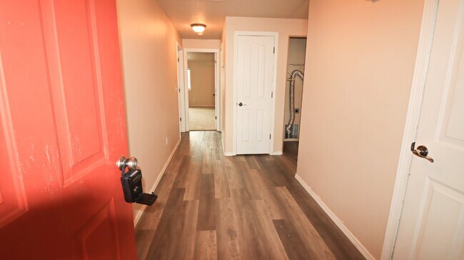 Building Photo - *MOVE IN SPECIAL*  3 Bedroom 2 Bath Single...