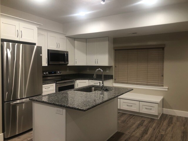 Building Photo - 584 2530 W