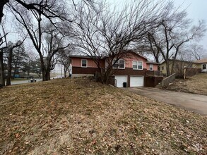 Building Photo - Great Duplex with 2+ bed/1 bath/1 Car gara...