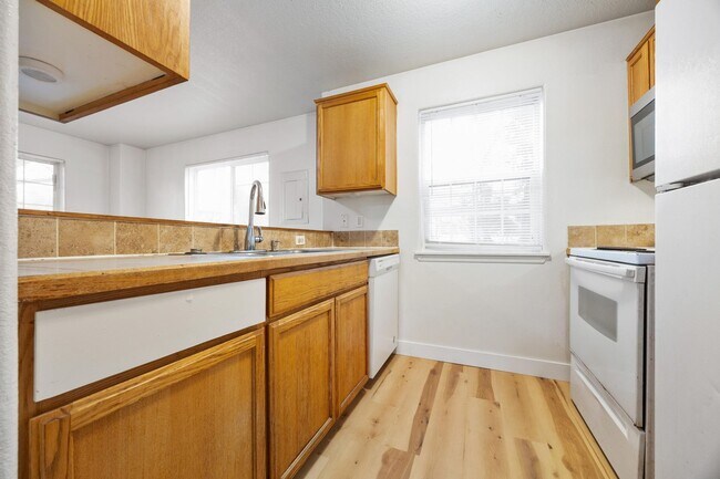 Building Photo - 1 Bed / 1 Bath Apartment – Updated Flooring – Convenient NE Portland Location