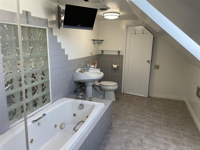 Building Photo - 8 Cameron Ln