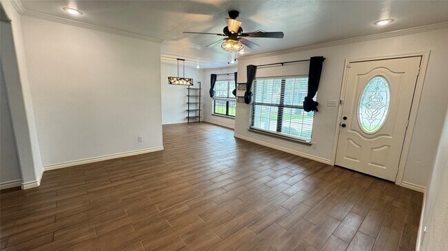 Building Photo - 221 Hyta St