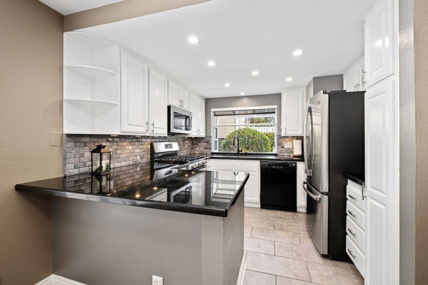 Building Photo - 7 Oak Spring Ln