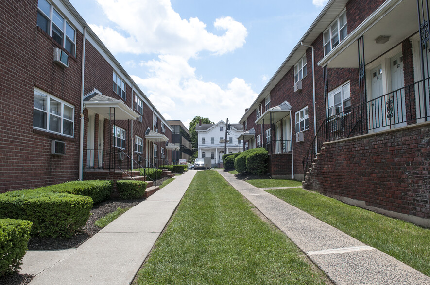 Court yard - Essex Gardens