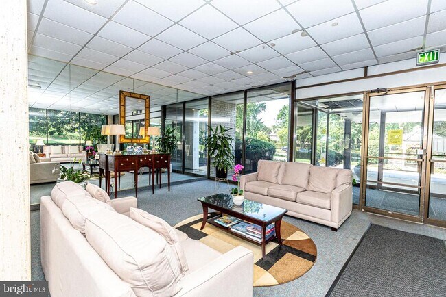 Building Photo - 4401 Roland Ave