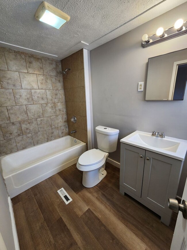 Building Photo - One Bedroom House For Rent