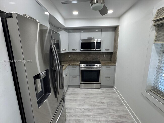 Building Photo - 3300 N Palm Aire Dr