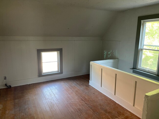 Building Photo - $795 - 2 bed 1 bath - Single Family