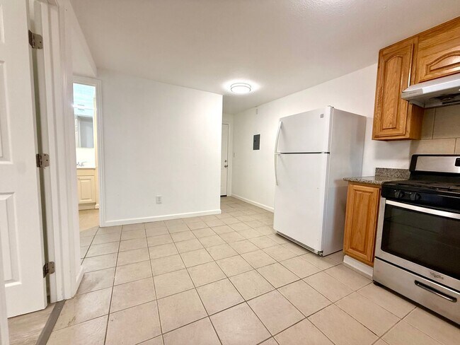 Building Photo - N Claremont