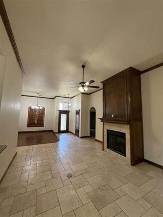 Building Photo - Beautiful Home in desirable Location